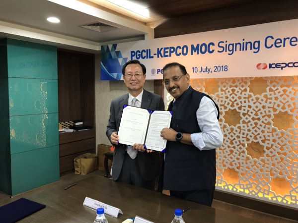한전-PGCIL 간 MOC 체결 장면. 김종갑 한국전력 대표이사 사장(왼쪽)과 인두 쉐크바 자 PGCIL 회장(오른쪽) [사진=한국전력]