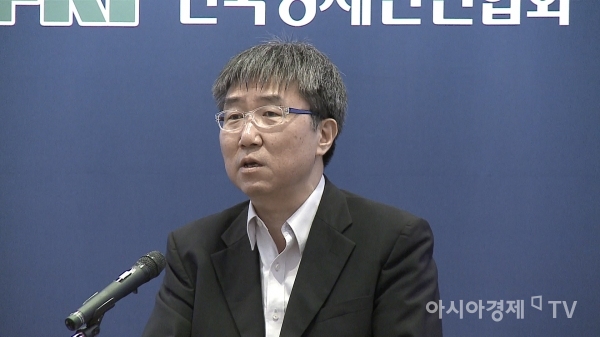 10일 여의도 전경련회관에서 장하준 영국 케임브리지대 교수와 신장섭 싱가폴 국립대 교수를 초청한 가운데 '기업과 혁신 생태계'를 주제로 한 특별 대담이 열린 가운데 장하준 교수가 발제를 하고 있다