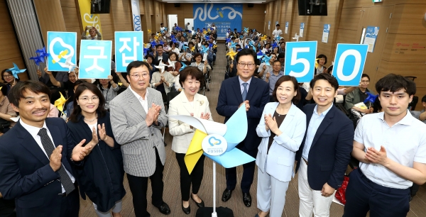 (왼쪽 네 번째부터) 이경희 서울시50플러스재단 대표이사, 이병훈 현대차그룹 사회문화팀장(이사), 김경선 고용노동부 고령사회인력정책관, 신철호 ㈜상상우리 대표이사 등 행사 관계자가 기념촬영을 하는 모습ㅣ사진=현대자동차그룹