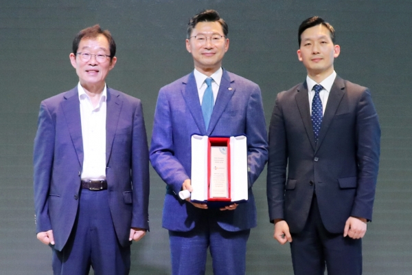 CJ대한통운은 지난 11일 서울시 여의도 글래드 호텔에서 열린 ‘UN지원SDGs한국협회 7주년 기념행사’에서 CJ대한통운의 실버택배가 한 해 동안 가장 뛰어난 지속가능경영을 이행한 기업에게 수여되는 ‘UN SDGs 기업 이행상’을 수상했다고 밝혔다. (왼쪽부터) 이용득 더불어민주당 국회의원, 신동휘 CJ대한통운 부사장, 김정훈 UN지원SDGs한국협회 사무대표가 함께 시상식에서 기념촬영을 하고 있다ㅣ사진=CJ대한통운