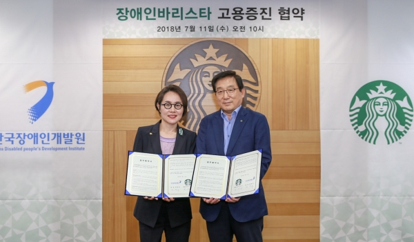 11일 서울 중구 스타벅스 지원센터에서 장애인 바리스타 고용증진 협약 체결식이 열리고 있다. (사진 오른쪽부터) 이석구 스타벅스커피 코리아 대표이사, 최경숙 한국장애인개발원장 [사진=스타벅스커피 코리아]