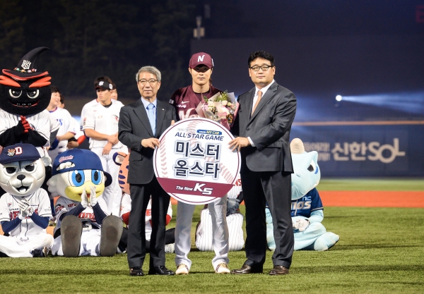 KBO 정운찬 총재(왼쪽) 및 기아차 국내프로모션팀 김중대 부장(오른쪽)과 함께 기념사진을 촬영 중인 김하성 선수의 모습ㅣ사진=현대기아차