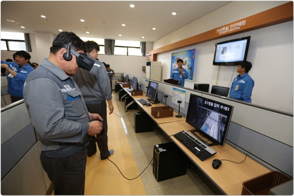 대우조선해양 임직원들이 가상안전체험실에서 안전사고에 대한 가상현실을 체험하고 있다ㅣ사진=대우조선해양
