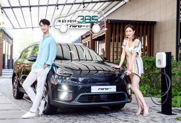 기아자동차(주)가 친환경 전용 SUV 니로의 전기차 모델인 ‘니로 EV’의 인증 주행거리와 가격을 공개하고 19일부터 판매를 시작한다l사진=기아자동차