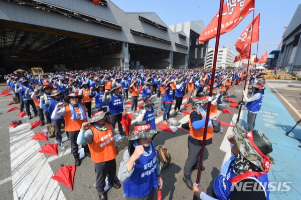 19일 현대중공업 노조가 올해 임단협 난항을 이유로 전면파업에 돌입한 가운데 이날 오후 울산시 동구 본사에서 조합원 파업 출정식이 열리고 있다ㅣ사진=뉴시스