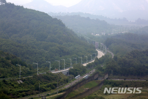 강원 고성군 통일전망대에서 바라본 동해선 철로와 육로 [사진=뉴시스]