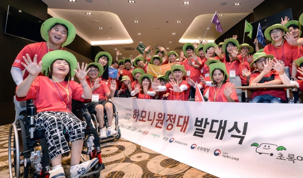 기아차가 대학생들과 함께 장애인들이 안전하고 편안하게 여행을 즐길 수 있도록 국내 관광지 장애인 편의시설 점검에 나섰다. 사진은 하모니원정대원들이 기념촬영을 하고 있는 모습l사진=현대기아차