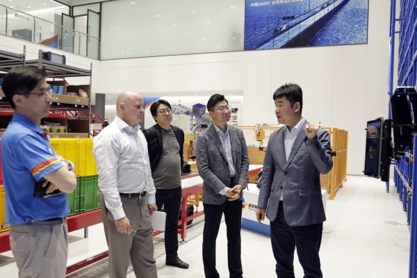 “CJ로킨의 안정적인 물류 네트워크와 첨단으로 무장한 TES(Technology, Engineering, System &Solution), 그리고 맞춤형 컨설팅이 결합한 차별화 된 물류서비스로 향후 중국을 넘어 글로벌 물류시장에서 큰 두각을 나타낼 것으로 기대된다” – 글로벌 물류리서치∙컨설팅 전문기관 ‘A&A’의 회장이자 물류 전문가 에반 암스트롱(Evan Armstrong) [사진=CJ대한통운]