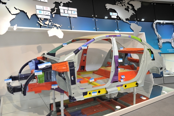 포스코 자체적으로 설계, 제작한 'PBC-EV(POSCO Body Concept-Electric Vehicle)'차체. 포스코가 알루미늄 등 대체소재를 적용한 차체보다 더욱 안전하고 가벼운 차체를 구현하기 위해 개발한 '기가스틸’을 적용했다 [사진=포스코]