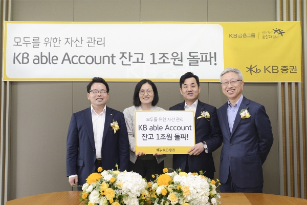 윤경은 KB증권 사장(좌측에서 세번째), 이형일 WM총괄본부장(좌측에서 네번째), 김동기 IPS본부장(좌측에서 첫번째), 김유성 Wrap운용부장(좌측에서 두번째)이 ‘KB able Account’ 잔고 1조원 돌파를 기념하며 사진을 촬영하고 있다. [사진=KB증권]