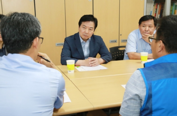 홍종학 중소벤처기업부 장관이 국가공무원노조 대표들과 간담회를 하고 있다. [사진=중소벤처기업부]