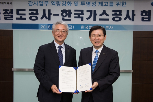 10일 오후 박종준 코레일 상임감사위원(사진 오른쪽)과 이상훈 한국가스공사 상임감사위원(사진 왼쪽)이 감사 분야 역량강화를 위한 업무협약을 체결하고 기념촬영을 하고 있다 [사진=코레일]