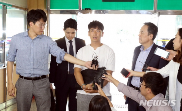 BMW차량 화재 피해자 모임 이광덕 씨가 하종선 변호사와 13일 오후 서울 중랑구에 위치한 서울지방경찰청 지능범죄수사대로 고소인 조사를 받기 위해 출석해 기자들의 질문에 답하고 있다 [사진=뉴시스]