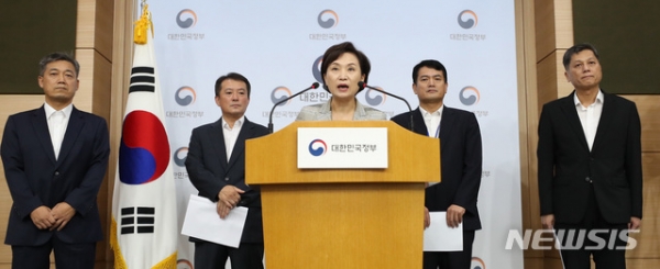 김현미 국토교통부장관이 14일 오전 서울 종로구 정부서울청사 별관 브리핑룸에서 BMW 차량 운행정지 결정관련 대국민 담화문을 발표하고 있다 [사진=뉴시스]
