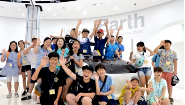 14일 경기도 용인 청덕초등학교 학생들이 학교 인근에 위치한 현대모비스 기술연구소에 방문해 쇼룸과 시험실을 둘러보고 기념촬영을 하고 있다 [사진=현대모비스]