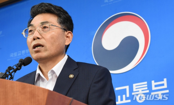 김정렬 국토교통부 2차관이 17일 오전 세종시 세종정부청사 국토부 기자실에서 열린 진에어, 에어인천 면허취소 관련 브리핑에서 면허 취소를 하지 않기로 결정하고 있다 [사진=뉴시스]