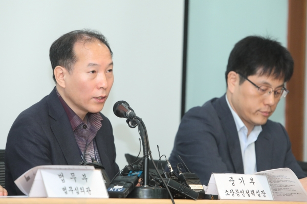 이상훈 소상공인정책실장(왼쪽)은 소상공인·자영업자 지원대책 발표 브리핑을 하고 있다. [사진=중소벤처기업부]