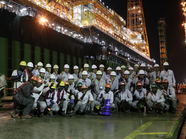 에지나 FPSO 출항에 앞서 삼성중공업 김준철 조선소장 및 임직원과 발주처(토탈) 관계자 기념 촬영 [사진=삼성중공업]