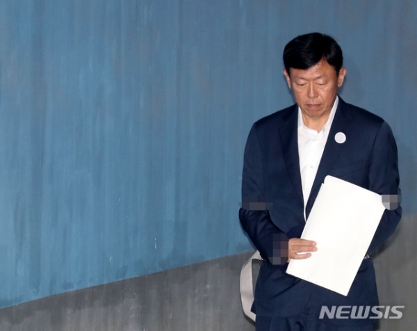 국정농단 사건 관련 뇌물공여 혐의로 구속된 신동빈 롯데그룹 회장이 29일 오후 서울 서초구 서울고등법원에서 열린 항소심 결심공판에 출석하고 있다.  2018.08.29. [사진=뉴시스]