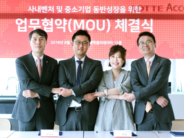 롯데액셀러레이터, 롯데홈쇼핑, 대디포베베, 영림비엔에이는 30일 서울 강남구 테헤란로 롯데액셀러레이터 본사에서 ‘사내벤처와 중소기업의 동반성장 지원을 위한 업무협약’을 체결하고 있다. (사진 왼쪽부터) 이진성 롯데액셀러레이터 대표, 전영석 대디포베베 대표, 박영임 영림비엔에이 대표, 황범석 롯데홈쇼핑 상품본부장.[사진=롯데지주]