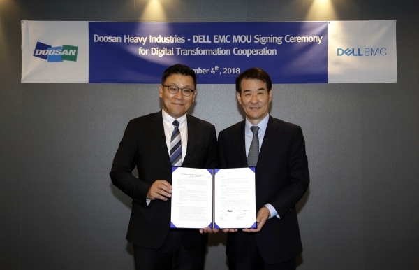 두산중공업 전략/운영부문 송용진 부사장(왼쪽)과 델 EMC 김경진 본사 수석부사장 겸 한국 엔터프라이즈 비즈니스 총괄 사장이 MOU를 체결하고 기념촬영을 하고 있다 [사진=두산중공업]