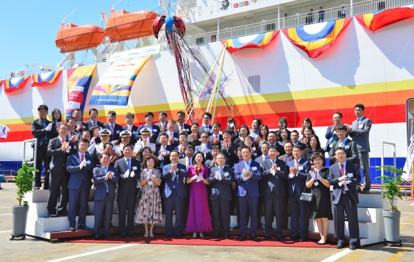 지난 5일 현대미포조선에서 열린 3만1천톤급 카페리선 ‘뉴 골든 브릿지 7호’ 명명식. (앞줄 왼쪽 두번째 현대미포조선 한영석 대표, 여섯번째 위동항운 전기정 사장) [사진=현대중공업]
