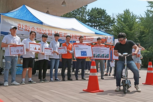 한화손해보험 차도리 대학생 봉사단이 6일 대학교 캠퍼스 내에서 안전운전 캠페인을 실시하고 있다. [사진=한화손해보험]