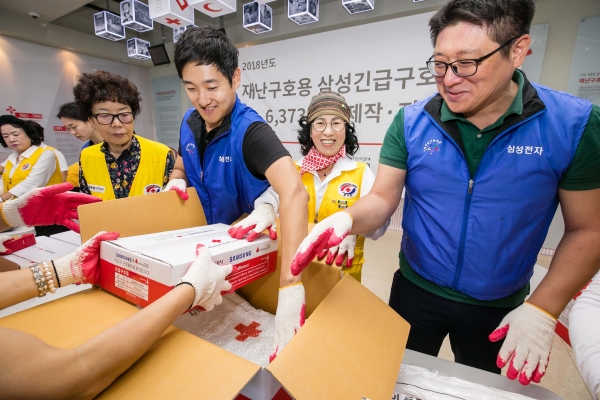 삼성전자는 대한적십자사 긴급구호종합센터에서 이재민에게 필요한 5억 원 상당의 긴급구호품을 전달했다. 사진=삼성전자