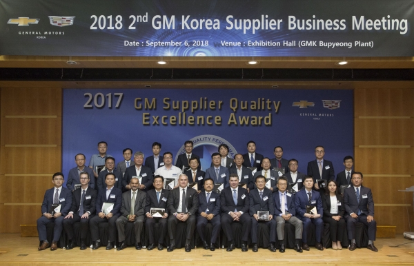 6일 한국지엠 부평 본사에서 개최된 ‘협력사 초청 경영현황 설명회’에 참석한 GM 및 한국지엠 임원들이 우수 품질 협력사로 선정된 업체 대표들과 포즈를 취하고 있다 [사진=한국지엠]