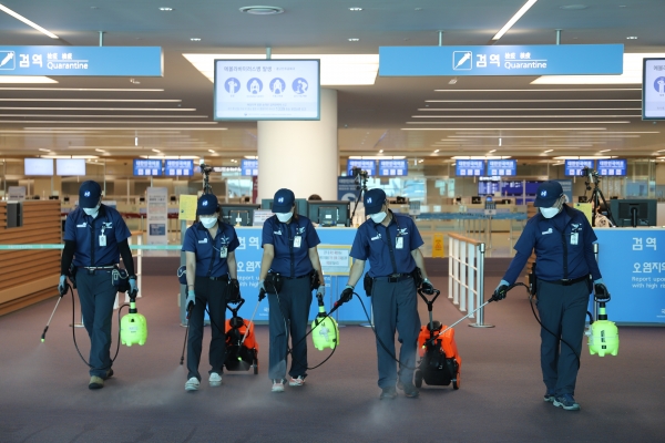 10일 인천공항 제2여객터미널 입국장에서 인천공항 방역 담당 직원들이 방역용 살균소독제를 이용하여 소독작업을 실시하고 있다. 인천공항공사는 메르스 위기 경보가 주의 단계로 상향됨에 따라, 24시간 상황반 가동, 전용 게이트 운영, 공항 내 다중 이용 시설 위생소독 강화 등 관계기관과 면밀하게 협조해 메르스 확산 방지를 위해 총력 대응할 계획이다 [사진=인천국제공항공사]