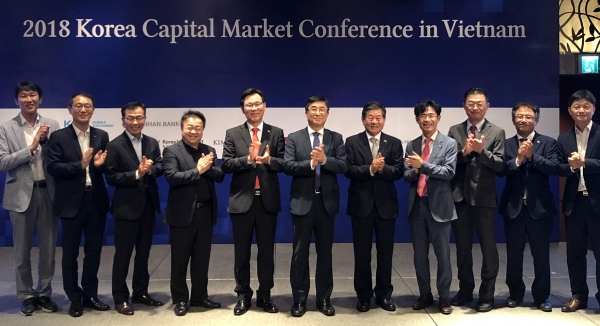 '2018 Korea Capital Market Conference in Vietnam' 행사에 참석한 인사들이 기념촬영을 하고 있다. 좌측 5번째부터 차례로 최병화 신한은행 부행장, 길재욱 코스닥시장위원장, 김흥수 코참(베트남 한인상공회의소 연합회) 회장. [사진=한국거래소]