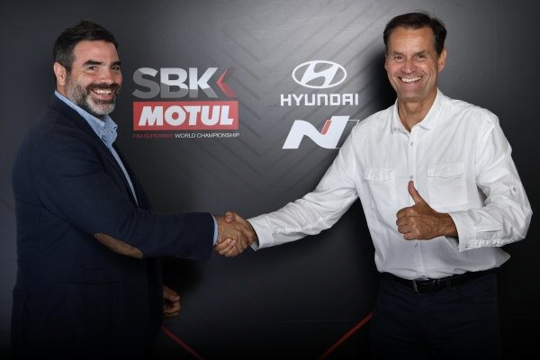 사진은지난 7일이탈리아미사노월드서킷에서진행된슈퍼바이크월드챔피언십(WorldSBK) 공식세이프티카공급협약식에서(좌)슈퍼바이크월드챔피언십(WorldSBK)커머셜 & 마케팅디렉터마크사우리나(Marc Saurina)와 (우)현대자동차토마스쉬미에라(Thomas Schemera)현대자동차고성능사업부장의모습 [사진=현대자동차]
