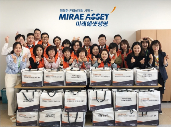 지난 11일, 미래에셋생명 자사 강원지점 FC 20여 명이 저소득층 독거노인을 찾아가 선물을 전달하고 기념촬영을 하고 있다. [사진=미래에셋생명]