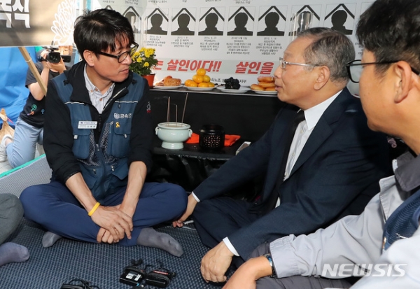 최종식 쌍용자동차 사장이 13일 오후 서울 중구 대한문 앞 분향소를 찾아 조문을 마치고 김득중 금속노조 쌍용차 지부장과 대화를 하고 있다 [사진=뉴시스]
