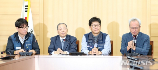 14일 오전 서울 종로구 경제사회노동위원회 회의실에서 김득중(왼쪽부터) 금속노조 쌍용자동차지부장, 최종식 쌍용자동차 사장, 홍봉석 쌍용자동차노조위원장, 문성현 경제사회노동위원장이 쌍용차 해고자 복직 잠정 합의안 발표 기자회견을 하고 있다. [사진=뉴시스]