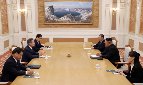 문재인 대통령이 18일 오후 조선노동당 중앙위원회 본부 청사에서 김정은 국무위원장과 정상회담을 하고 있다. (앞줄 왼쪽부터 시계방향으로) 서훈 국정원장, 문 대통령, 정의용 국가안보실장, 김영철 당 중앙위 부위원장, 김 국무위원장, 김여정 당 중앙위 제1부부장. [사진=평양사진공동취재단]