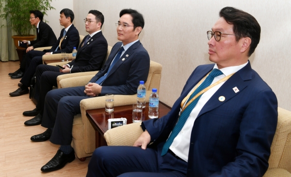남북정상회담 특별수행단에 포함된 경제인들이 18일 인민문화궁전에서 열린 리용남 북한 내각부총리 면담에 참석하고 있다. [사진=평양사진공동취재단]