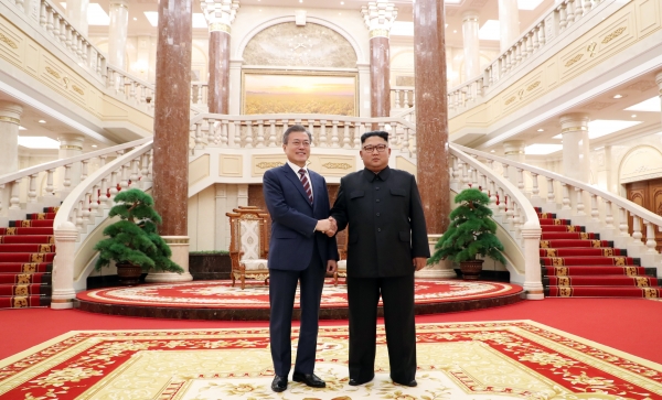 문재인 대통령이 18일 오후 평양 조선노동당 중앙위원회 본부 청사 로비에서 김정은 국무위원장과 정상회담 시작 전 악수를 나누고 있다. [사진=평양사진공동취재단]