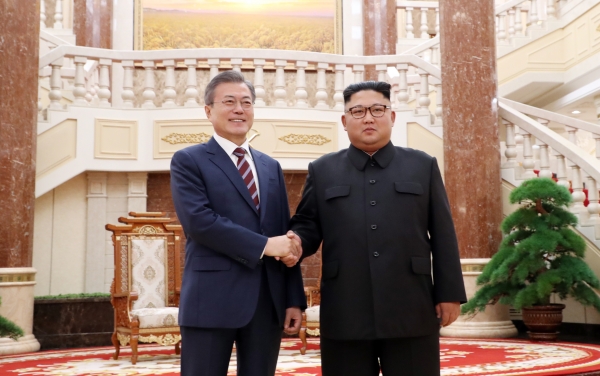 문재인 대통령이 18일 오후 평양 조선노동당 중앙위원회 본부 청사 로비에서 김정은 국무위원장과 정상회담 시작 전 악수를 나누고 있다. [사진=평양사진공동취재단]