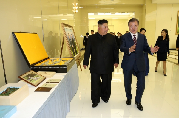 문재인 대통령과 부인 김정숙 여사, 김정은 국무위원장과 부인 리설주 여사가 18일 오후 평양 목란관에서 열린 남북정상회담 환영 만찬장으로 향하고 있다. 사진 왼쪽으로 김 위원장이 문 대통령에게 전달한 선물이 전시돼 있다. [사진=평양사진공동취재단]