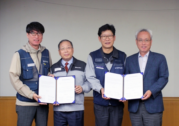 용자동차는 21일 평택본사에서 노.노.사.정 4자 대표가 참석한 가운데 해고자 관련 복직합의서 조인식을 개최하고 실행계획 점검을 위한 ‘쌍용자동차 상생 발전위원회’ 첫 운영회의를 가졌다. 쌍용자동차 경영진 및 노동조합, 금속노조 쌍용자동차지부, 대통령 직속 경제사회노동위원회는 지난 13일 경제사회노동위원회 사무실에서 지난 10여 년 간 지속된 해고자 복직 방안에 대해 합의하는 등 사회적 대 타협을 실현하며 해고자 관련 문제를 최종 종결 지은 바 있다. 사진 오른쪽부터 대통령 직속 경제사회노동위원회 문성현 위원장, 쌍용자동차 홍봉석 노동조합 위원장, 쌍용자동차 최종식 대표이사, 금속노조 쌍용자동차지부 김득중 지부장 [사진=쌍용자동차]