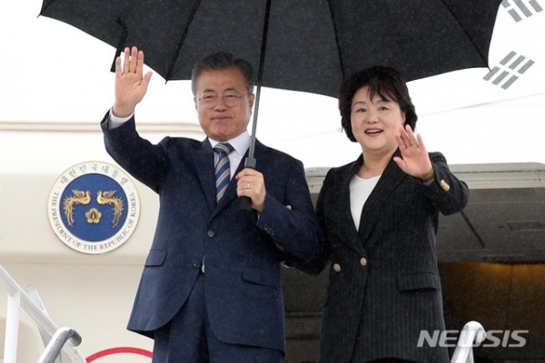 문재인 대통령과 부인 김정숙 여사가 제73차 유엔총회 참석차 23일(현지시간) 오후 미국 뉴욕 JFK 국제공항에 도착하고 있다. [사진=뉴시스]