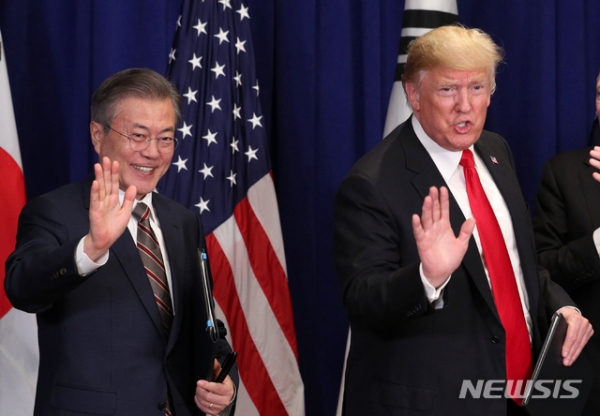 문재인 대통령과 도널드 트럼프 미국 대통령이 24일 오후(현지시간) 미국 롯데 뉴욕 팰리스 호텔 펑션룸에서 한-미 자유무역협정에 관한 공동성명을 발표하고 있다. [사진=뉴시스]