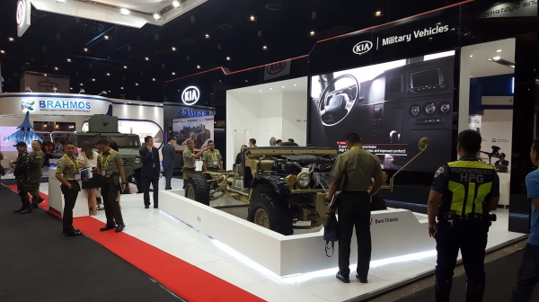 필리핀 마닐라 월드 트레이드 센터에서 열리고 있는 글로벌 방산전시회 ‘ADAS(Asian Defense & Security) 2018’ 기아자동차 부스에서 관람객들이 소형전술차량 베어 샤시(사진 오른쪽)와 기갑수색차(사진 왼쪽)를 관람하고 있는 모습 [사진=현대기아차]