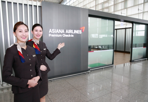 아시아나항공 직원들이 10월 1일부로 인천공항 제 1터미널 동편으로 이전, 운영하는 아시아나항공 카운터/라운지를 안내하고 있다 [사진=아시아나항공]