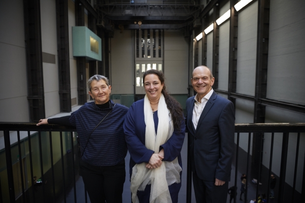 (좌측부터) '테이트 모던(Tate Modern)' 관장 프란시스 모리스(Frances Morris), 전시 작가 타니아 브루게라(Tania Bruguera), 현대자동차 영국법인 사장 토니 화이트혼(Tony Whitehorn)이 기념 촬영을 하는 모습 [사진출처=Hyundai Commission: Tania Bruguera 사진제공=© Ben Fisher]