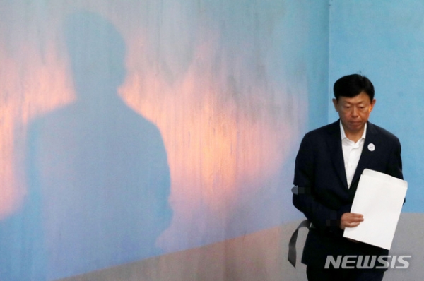 국정농단 사건 관련 뇌물공여 혐의로 구속된 신동빈 롯데그룹 회장이 지난 8월29일 서울 서초구 서울고등법원에서 열린 항소심 결심공판에 출석하고 있다. [사진=뉴시스]