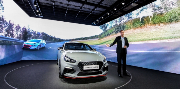 현대차 고성능사업부장 토마스 쉬미에라 부사장이 ‘2018 파리모터쇼 (Mondial de l’Automobile Paris 2018)’에서 세계 최초로 공개된 현대자동차 ‘i30 패스트백 N (i30 Fastback N)’을 배경으로 기념촬영을 하고 있는 모습 [사진=현대자동차]