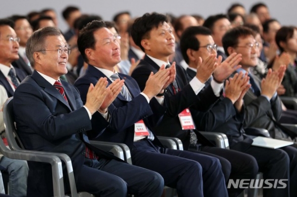 문재인 대통령이 4일 충북 청주 SK하이닉스 M15 반도체공장 준공식에 참석해 최태원 SK회장과 나란히 앉아있다. [사진=뉴시스]