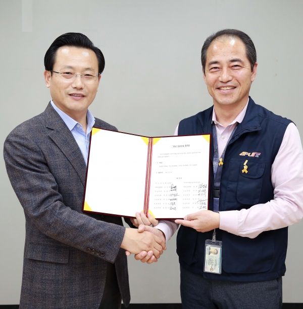 8일 서울 강서구 아시아나타운 본사에서 실시된 「2018 임금교섭」조인식에서 김이배 아시아나항공 경영관리본부장(왼쪽)과 김영곤 조종사노조 위원장이 기념 촬영을 하고 있다 [사진=아시아나항공]